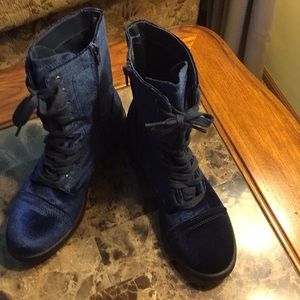 NWOT ARIZONA JULIE 8M dark blue velour boots